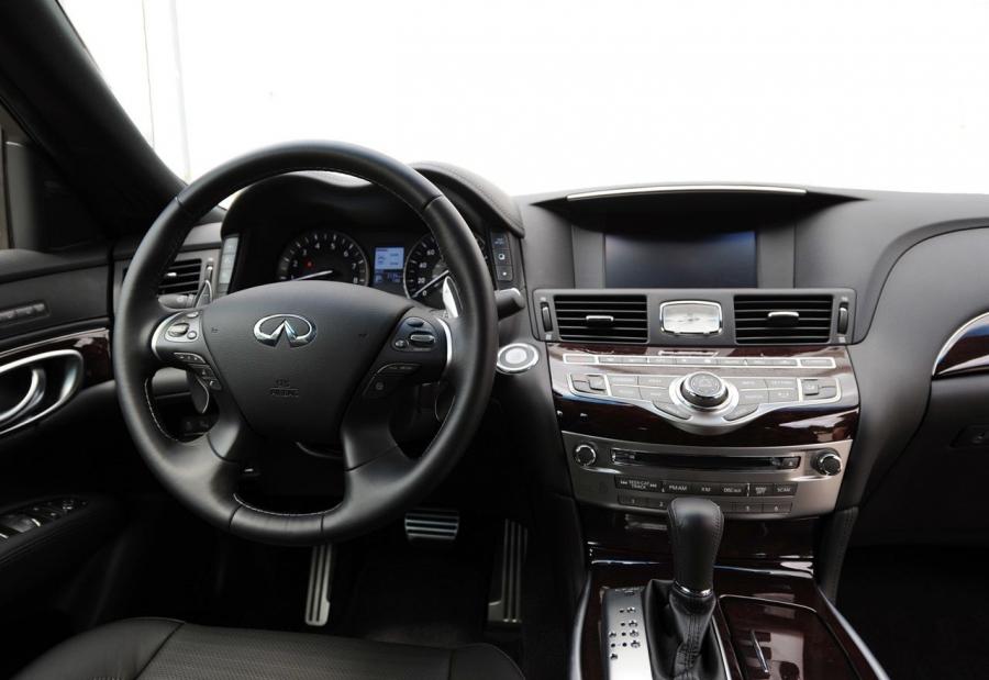  Infiniti Q70L 5.6 2015 года  (фото 18 из 27)